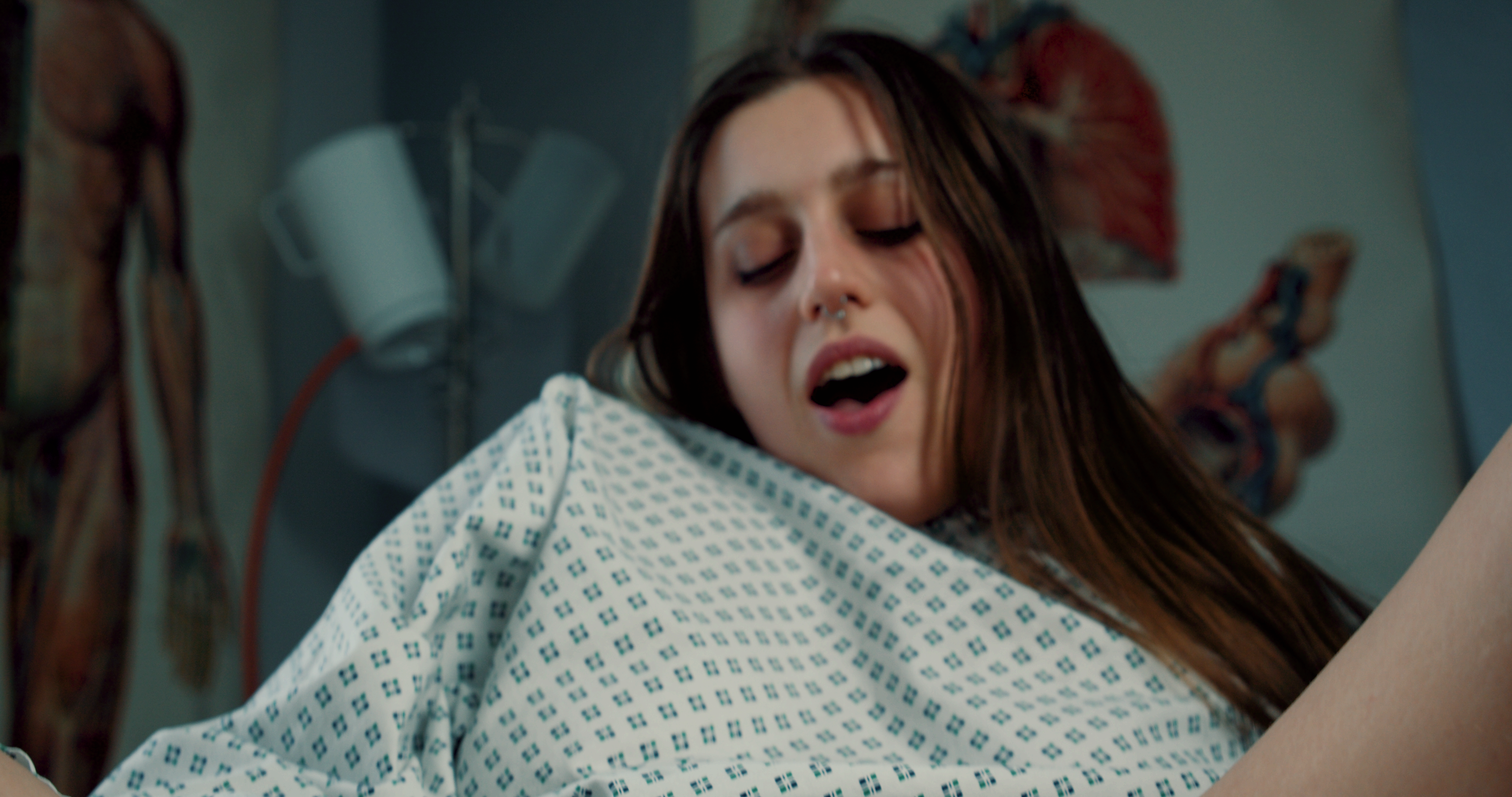 2025_She's the doctor_V1_3.00_00_28_04.Still079