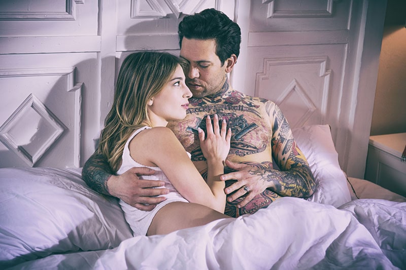 b1830e_KristenScott-SmallHands_x-min